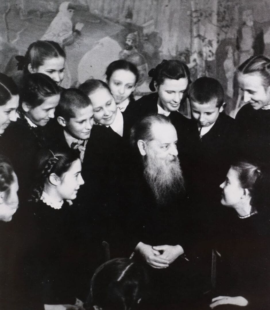 Павел Бажов среди юных читателей, август 1950 года